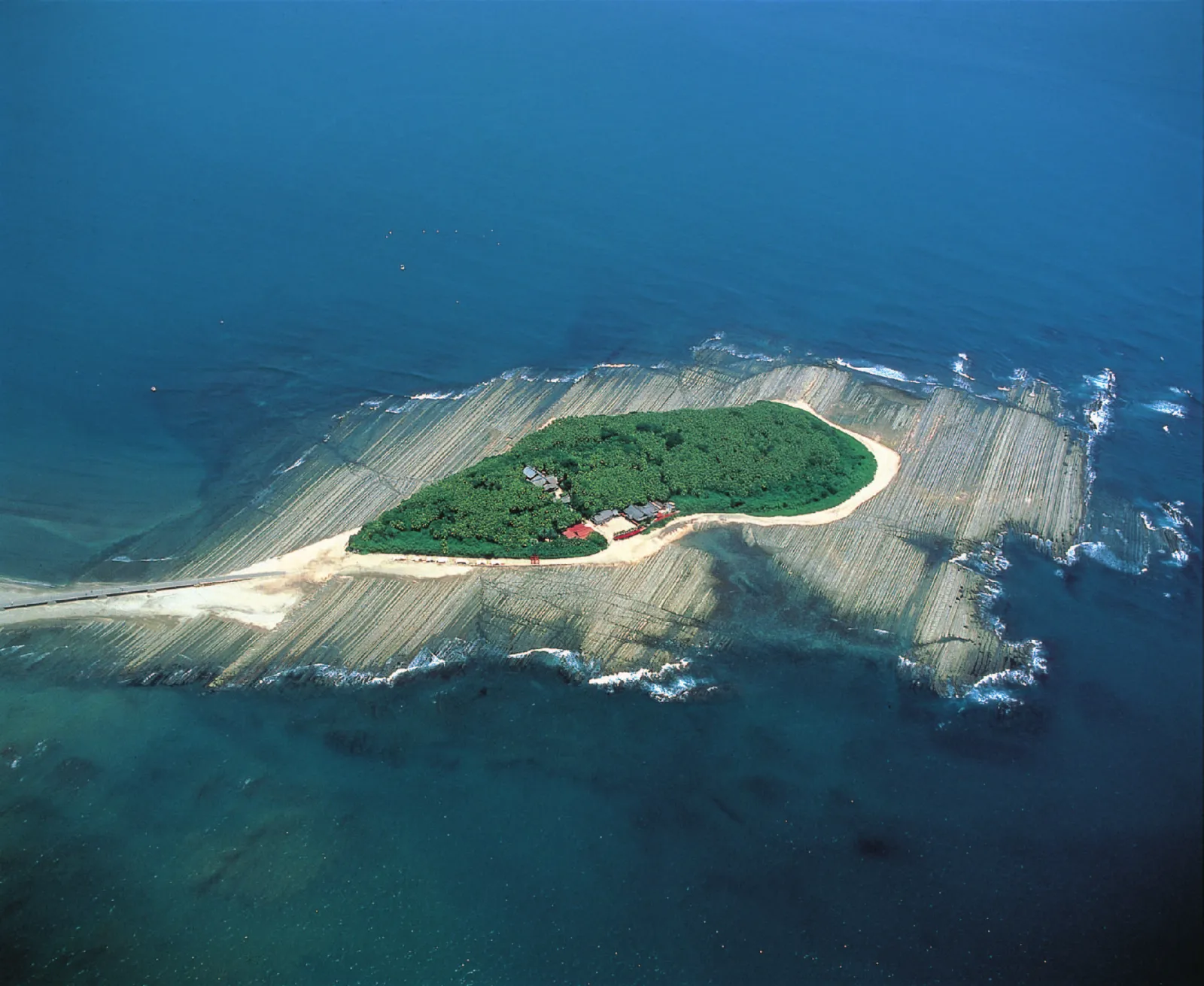 从空中俯瞰青岛。环绕小岛的波状岩「鬼之洗衣板」