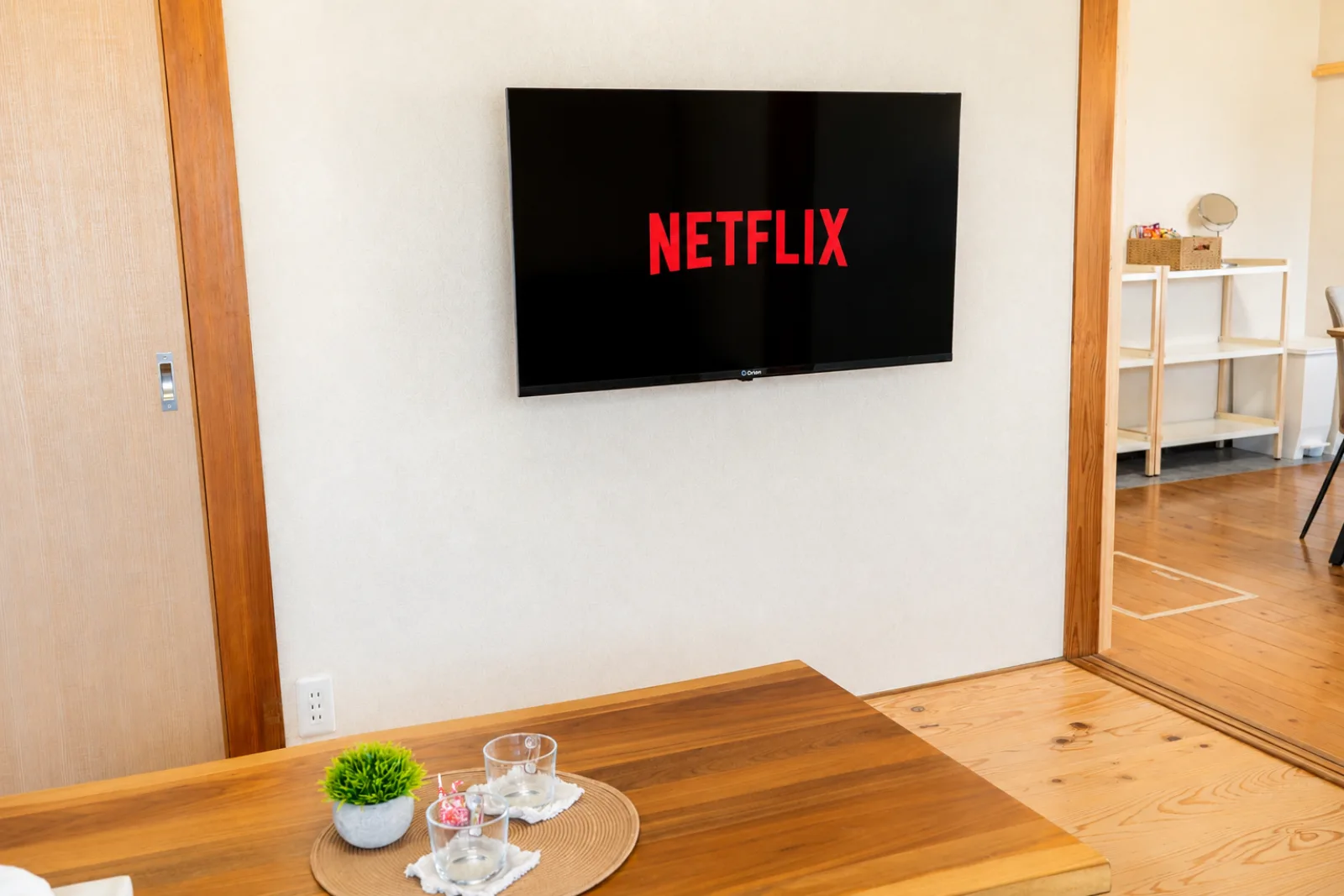 客厅的智能电视，可观看YouTube、Netflix等